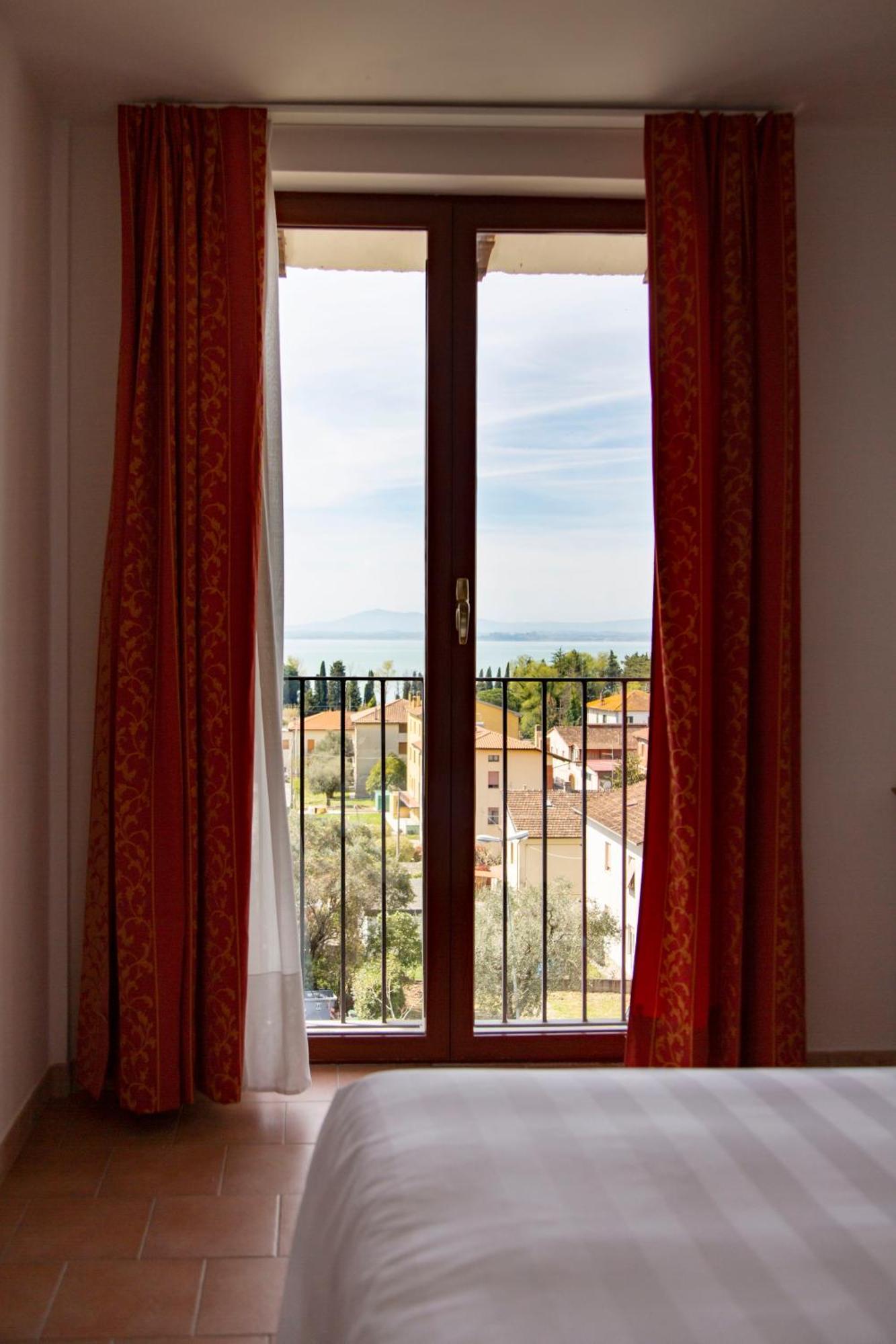 Hotel Villa Paradiso Passignano sul Trasimeno Room photo